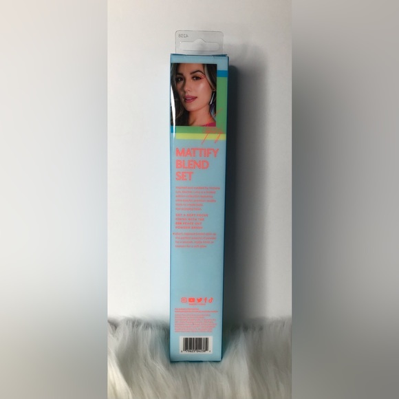 Real Techniques Limited Edition Electric Love Large Powder Makeup Brush - 038 - Picture 2 of 3